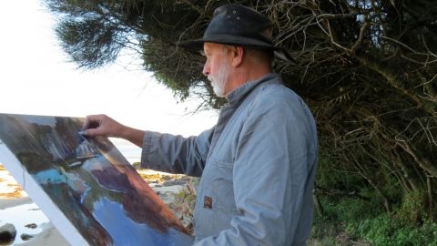 Photo of artist Stuart Whitelaw painting