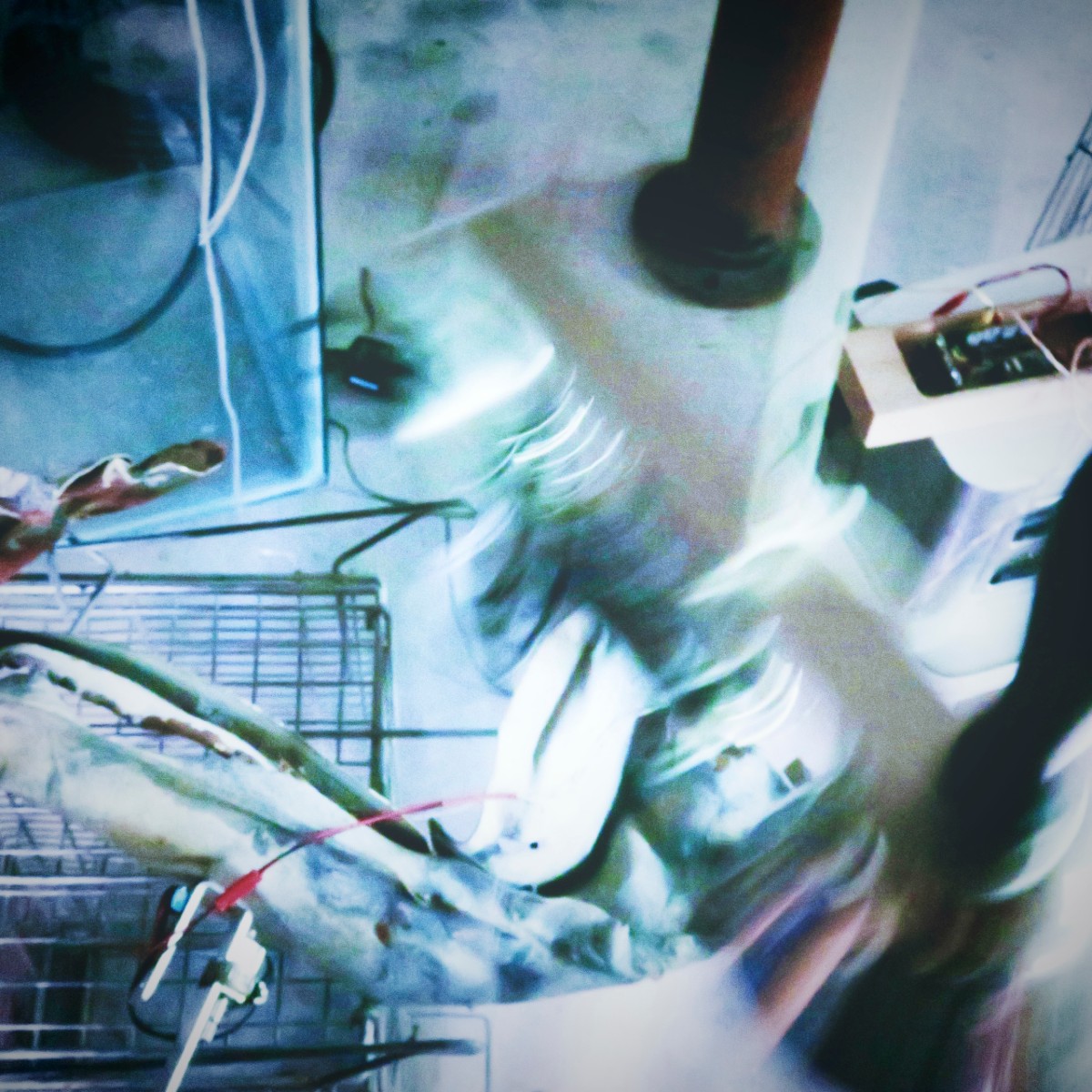 Image Blurred motion of a mechanical setup with wires, salvaged objects and metal structures.